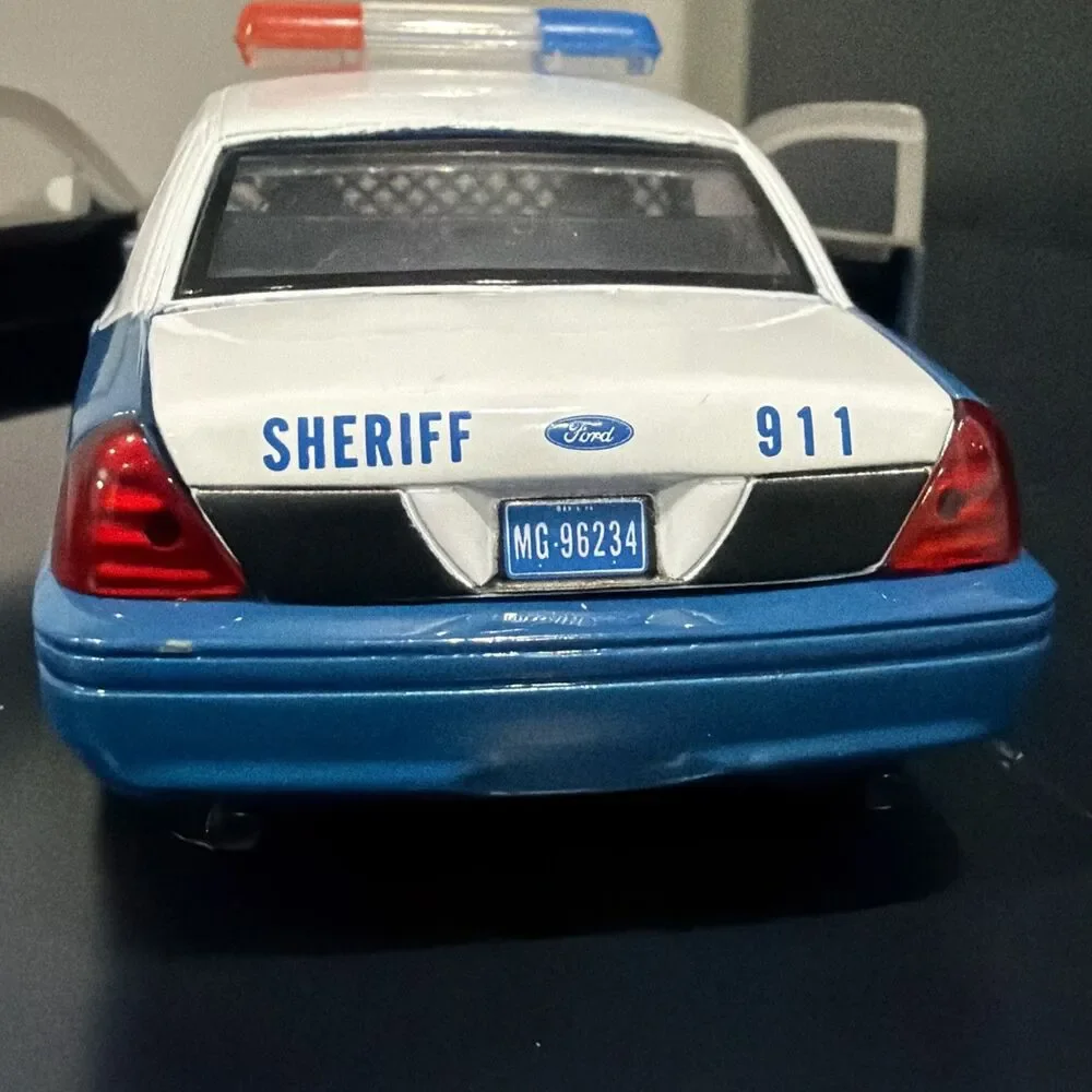 Jada 1/32 Scale 35728 - Rick Grimes Ford Crown Victoria Sheriff The Walking Dead